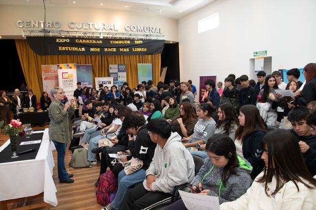 Jóvenes y adultos recorrieron los stands de la Expo Carreras 2024 en el Centro Cultural Comunal de Timbúes.