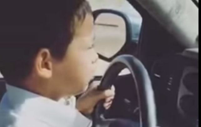 Más de 700 mil personas vieron el video del niño al volante a 200 kilómetros por hora en YouTube.