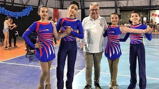 Eliseo Taboada, presidente de la APZN, apoyando el patín y los jóvenes valores locales.
