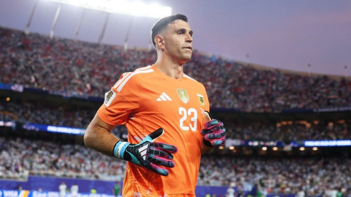 Dibu Martínez hizo un sacrificio para llegar al Mundial 2026 con una fractura en un dedo.