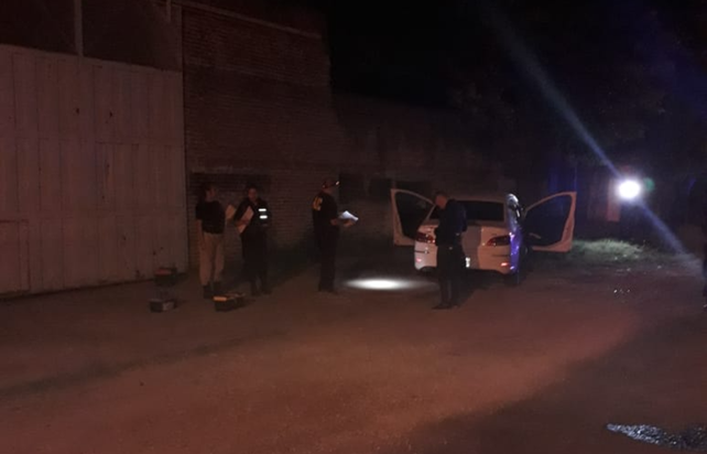 El crimen en Liniers y Gálvez. El auto en el que iba la víctima impactó contra un árbol.&nbsp;