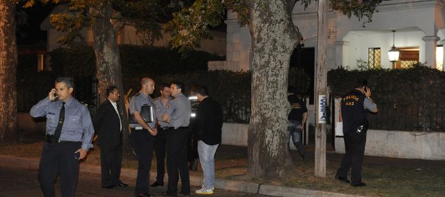 La policía buscaba pistas anoche en el área donde quedaron los casquillos de los proyectiles disparados contra la casa de Bonfatti. El gobernador sólo se asomó unos segundos. (Foto: N. Juncos)