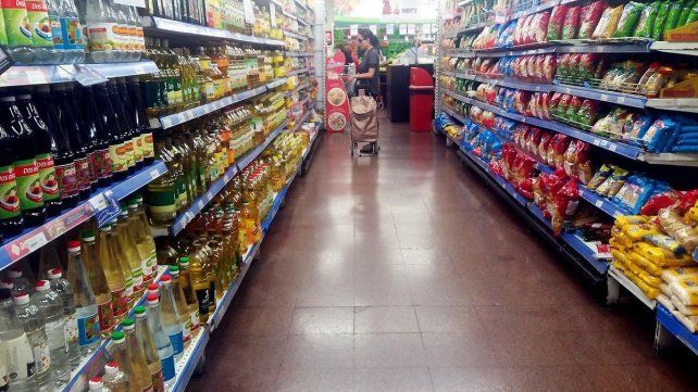 Cada vez más argentinos pagan con tarjetas de crédito las compras del súper.