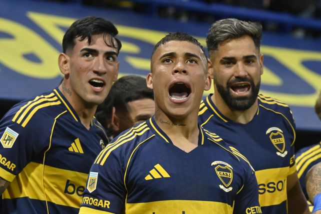 Ayrton Costa celebra el gol de la victoria de Boca ante Argentinos.