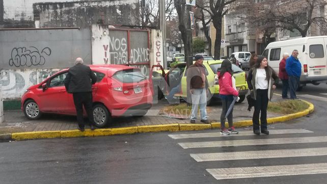 Fuerte choque entre dos autos en barrio Constituyentes