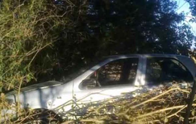 El auto. En la Curva de Pastorino abordaron el Siena.