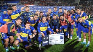 Los jugadores de Boca con el cheque de la semi tras ganar ante Talleres.
