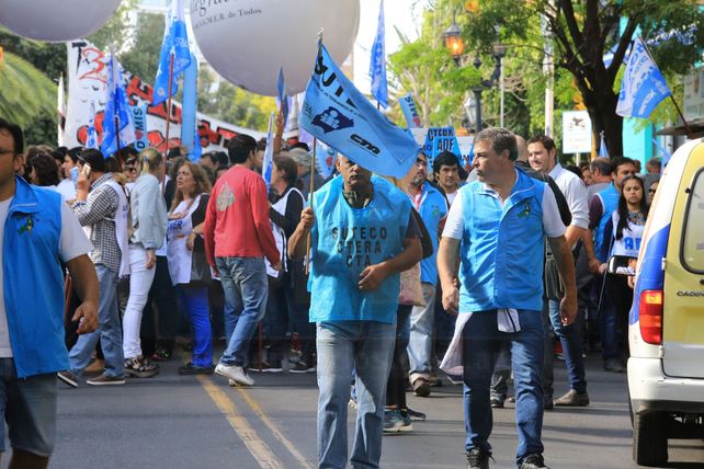 Partió desde Paraná, la columna de docentes del NEA en el marco de la Marcha Federal Educativa