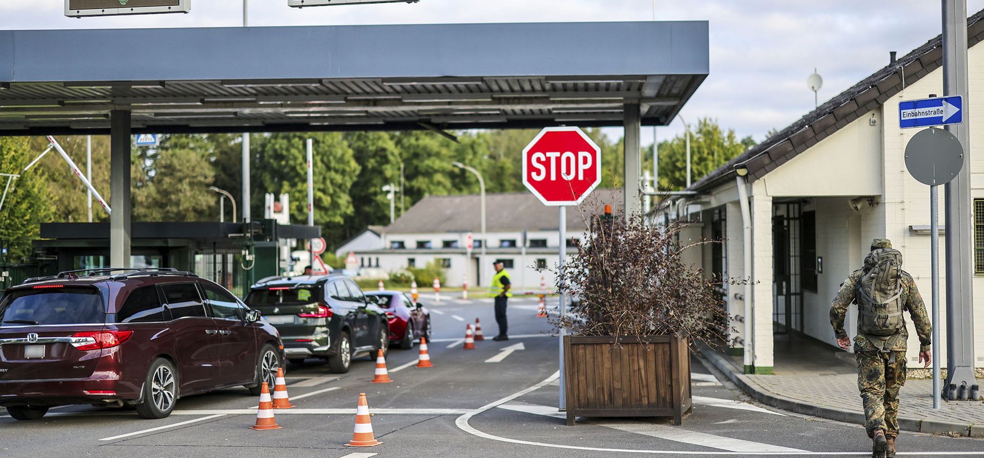 Soldados revisan la entrada a la base aérea de la OTAN, en Geilenkirchen, Alemania, el viernes 23 de agosto de 2024. (Christoph Reichwein/dpa vía AP) Soldados revisan la entrada a la base aérea de la OTAN, en Geilenkirchen, Alemania, el viernes 23 de agosto de 2024. (Christoph Reichwein/dpa vía AP)