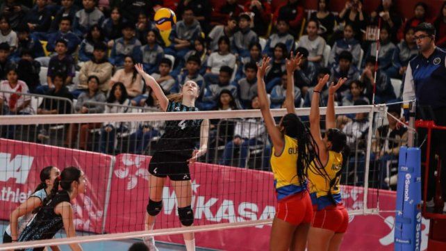 Catalina Borrero Müller rematando ante el bloqueo de las jugadoras colombianas.