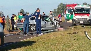 Choque frontal de dos autos deja cinco muertos en una ruta correntina