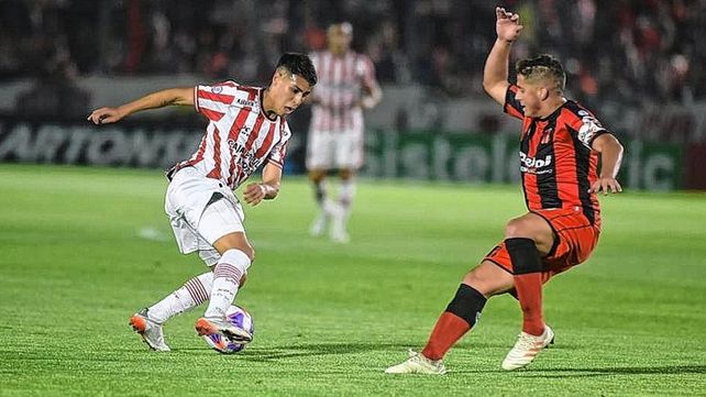 Defensores de Belgrano goleó a San Martín (T) y es semifinalista del Reducido.