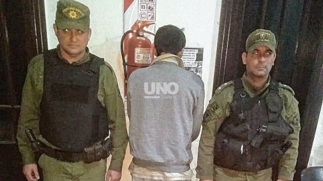 Persiguieron y detuvieron a un roba espejos de autos en barrio Roma