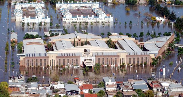 El Hospital Dr. Orlando Alassia bajo el agua. FOTO: Télam