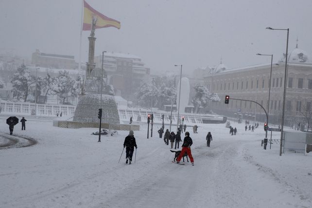 La nieve en España provoca cierres de rutas, cancelación de vuelos y esperan que empeore esta tarde