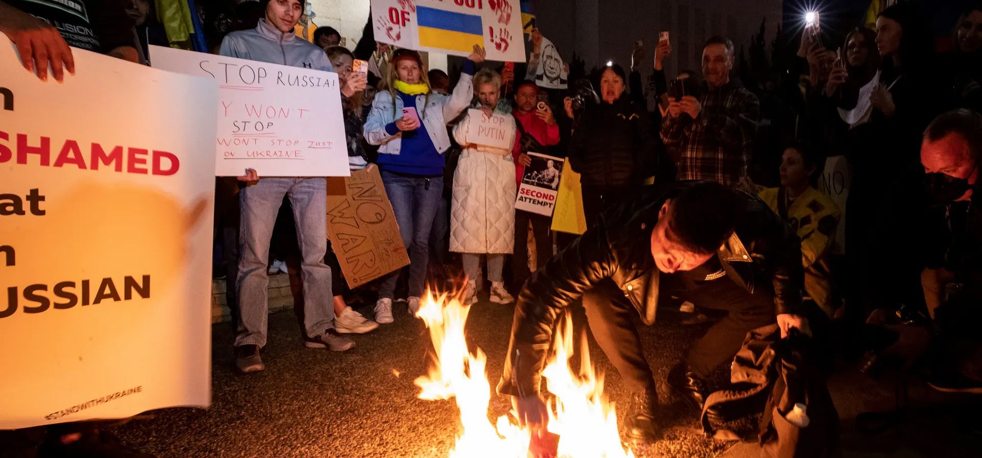 Un manifestante quema su pasaporte ruso mientras miembros de la comunidad rusa se manifiestan contra la invasión de Ucrania en California. Fotografía: Étienne Laurent/EPA