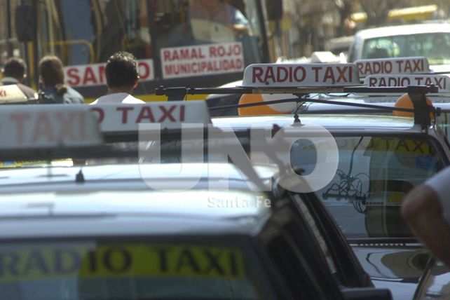 Hartos de los robos, los taxistas reclaman más control en las calles