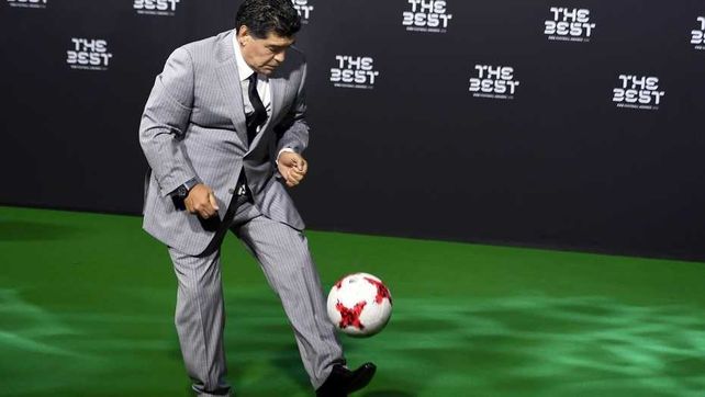 Maradona no pierde la magia en sus pies