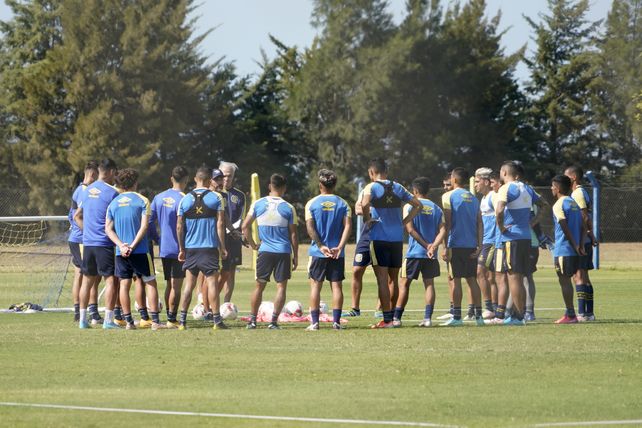 Habla el técnico. El Kily González brinda detalles tácticos a sus jugadores en un alto de la práctica de Central.