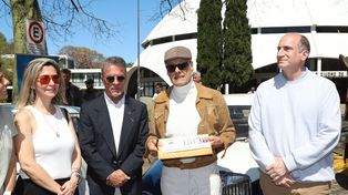 Rubén Tato junto a miembros de la APSV al recibir la patente histórica Nº0030.