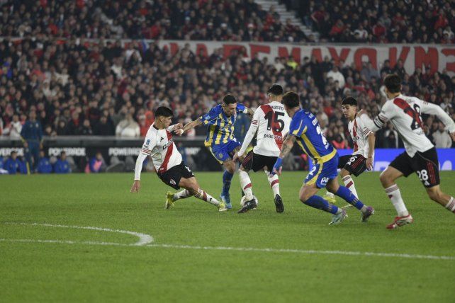 Ángel Di María encara entre Vera y Rivero. El capitán de Central no pudo gravitar como en partidos anteriores. “Estoy orgulloso del equipo y a veces toca perder”
