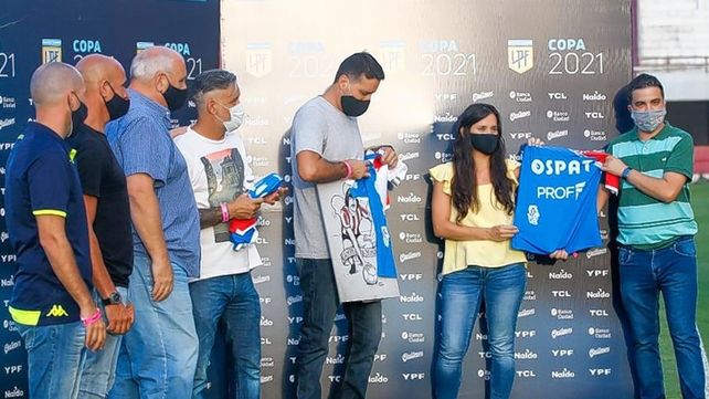 Los hijos de Leopoldo Luque participaron del homenaje que le realizó la CD de Unión.