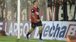 Gritalo Colo. Ramírez festeja el tanto que dejó a Newells invicto y puntero.