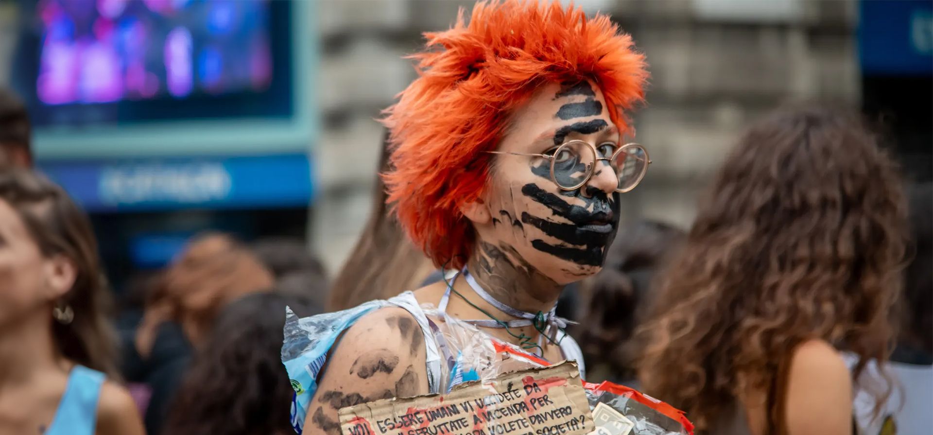 Milán, Italia. Un manifestante participa en una marcha del movimiento Fridays for Future en medio de la actual crisis climática. Fotografía: Claudio Furlan/LaPresse/Shutterstock Milán, Italia. Un manifestante participa en una marcha del movimiento Fridays for Future en medio de la actual crisis climática. Fotografía: Claudio Furlan/LaPresse/Shutterstock