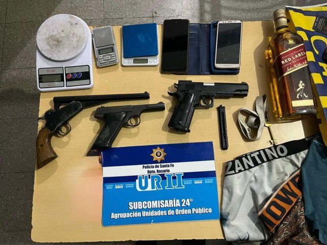 El propietario del auto tenía una tercera pistola de aire comprimido.