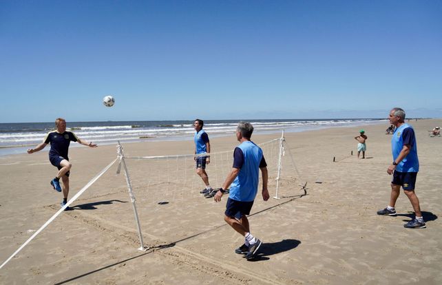 A todo o nada. El Colo Lussenhoff intenta que la pelota no toque el piso. Una mañana distendida en Montevideo.