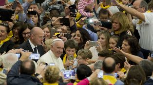 Francisco abre la puerta a que las mujeres también puedan oficiar bautismos y matrimonios