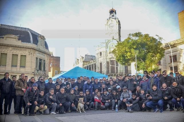 Carpa y reclamo. Frente a la Municipalidad