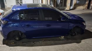 El auto sin las cubiertas del lado derecho, sustraídas en Gaboto al 1000, en Barrio Hospitales.&nbsp;