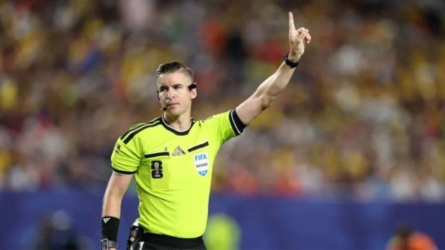 La FIFA confirmó al árbitro de Argentina-Egipto: quién es François Letexier
