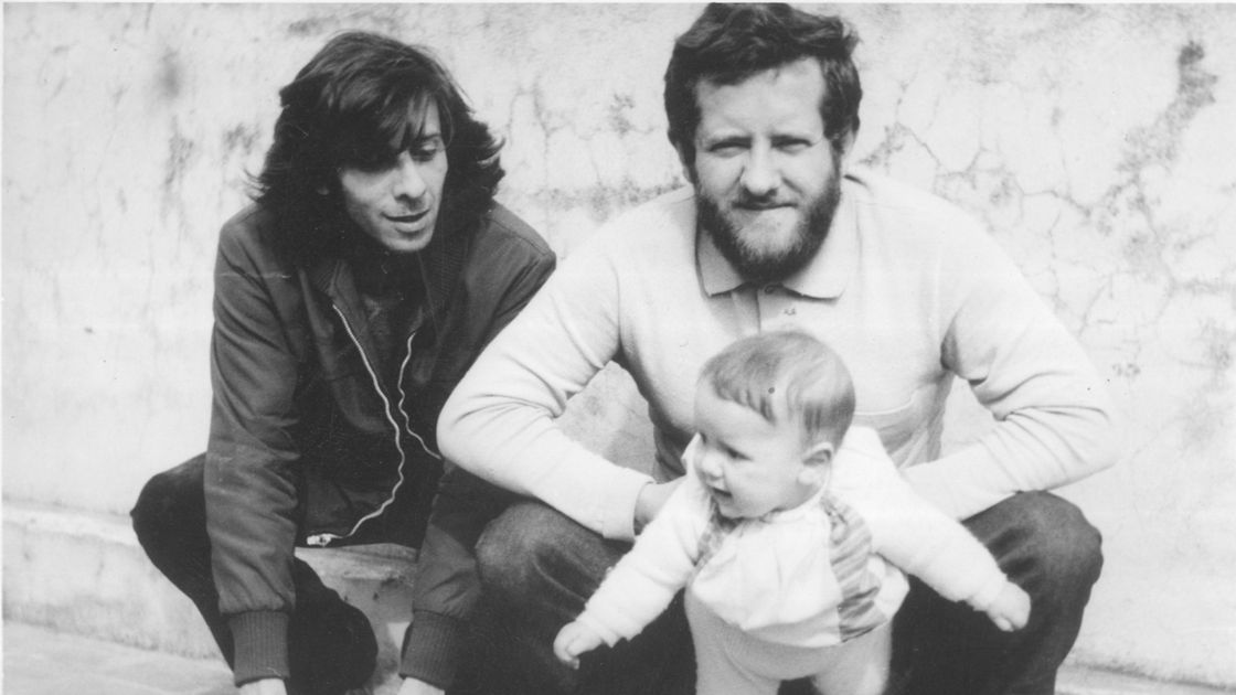 Un joven Hugo acompaña a Elvio Gandolfo y la pequeña hija de este, Laura.