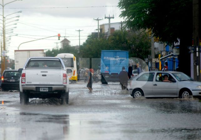 Urgencia. Las últimas lluvias fuertes complicaron la cuenca que aliviará el Larrea.  Foto: José Busiemi
