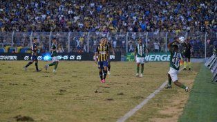 La cancha está en pésimo estado.