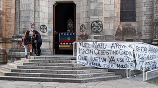 Mapuches tomaron la Catedral de Bariloche para pedir la liberación de un líder espiritual