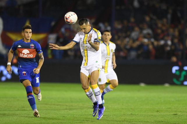 Benítez despeja de cabeza. El zurdo jugó en al menos dos posiciones.