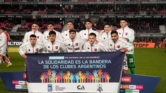 Los futbolistas que presentó Newells desde el comienzo en el estadio de Estudiantes.