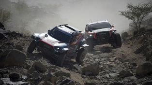 El piloto Joao Ferreira y su copiloto Filipe Palmeiro en el coche izquierdo compiten durante la primera etapa del Rally Dakar con inicio y fin en Bisha, Arabia Saudita, el sábado 4 de enero de 2025. (Foto AP/Christophe Ena)