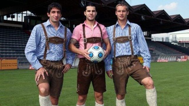 Grech cuando estaba en&nbsp; Unterhaching. Junto a otros extranjeros promocionaron el Oktoberfest