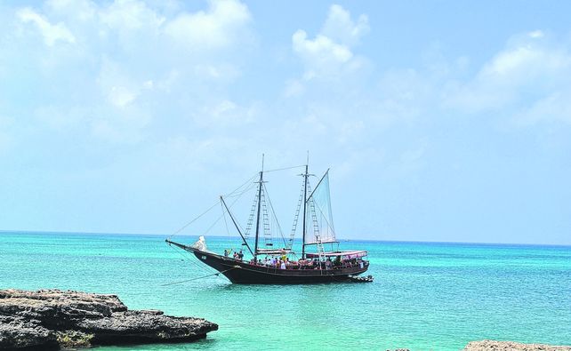 Una de piratas. Aruba ofrece múltiples posibilidades para conocer la isla y divertirse. Una de ellas es un paseo en un velero