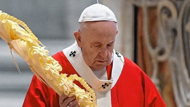 Bruni agregó que el papa Francisco muestra una evolución clínica normal y que cenó pizza junto a quienes lo asisten en estos días de hospitalización