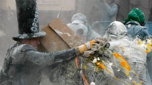 La batalla de huevos y harina, una tradición que crece cada año en el invierno europeo