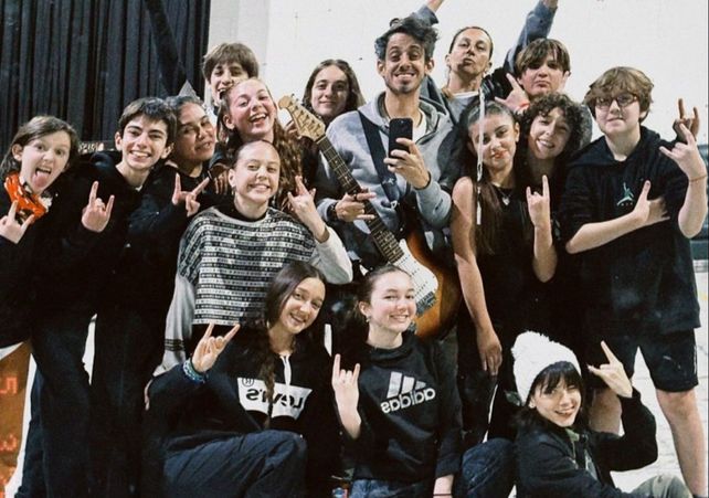 Los jóvenes artistas junto a Agustín “Soy Rada” Aristarán