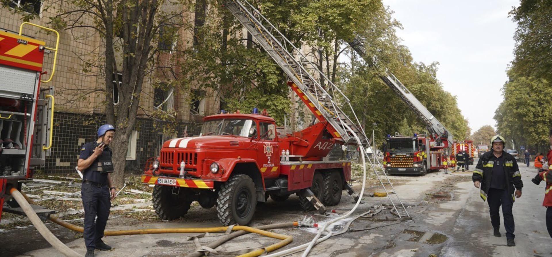 Rescatistas trabajan en un sitio de una universidad militar afectada por un ataque ruso en Poltava, Ucrania, el 4 de septiembre de 2024. (Servicio Estatal de Emergencias de Ucrania vía AP) Rescatistas trabajan en un sitio de una universidad militar afectada por un ataque ruso en Poltava, Ucrania, el 4 de septiembre de 2024. (Servicio Estatal de Emergencias de Ucrania vía AP)