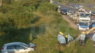 Milagro en la ruta: embistió una columna, la tumbó y sobrevivió