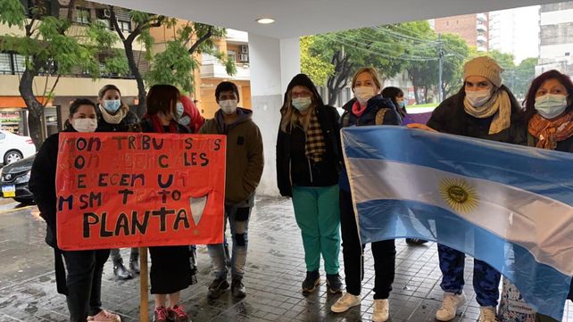 Enfermeras de distintos efectores públicos protestaron frente a la sede del Cemar.