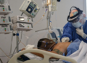 Médicos intensivistas se quejan de ser pocos, están cansados y no ganan bien
